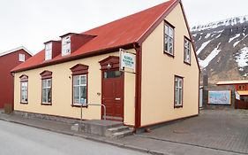 Guesthouse Ísafjördur - Gamla